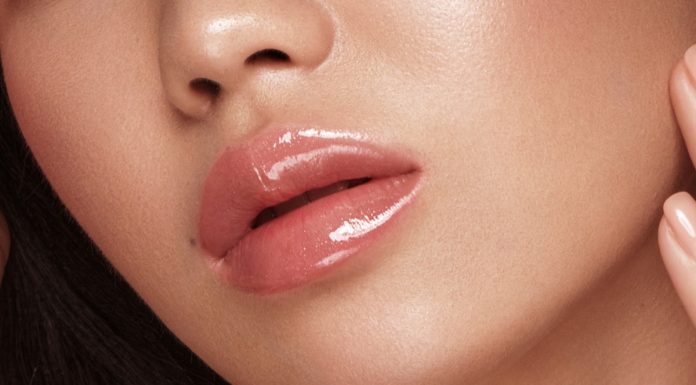 Olejek z peptydami wygładza drobne linie na ustach i pięknie uwydatnia kształt.”Cudo!”