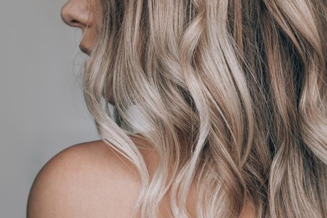 Blondynki pokochały ten rozjaśniający szampon.