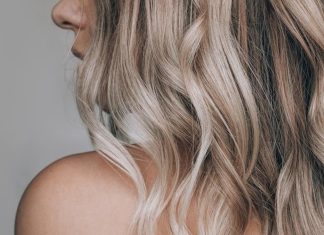 Blondynki pokochały ten rozjaśniający szampon. „Mam złociste pasemka jak po dniu spędzonym na plaży”