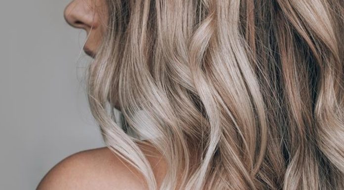 Blondynki pokochały ten rozjaśniający szampon. „Mam złociste pasemka jak po dniu spędzonym na plaży”