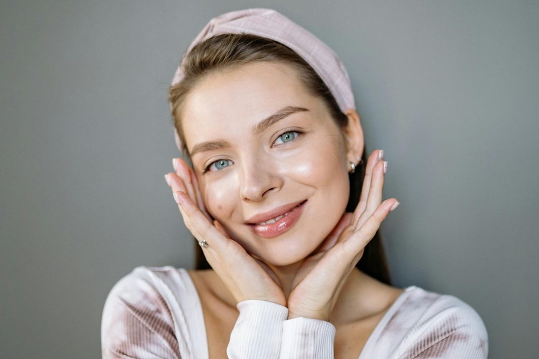 Nowe serum z potężną dawką witaminy C natychmiast rozświetla skórę