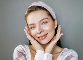 Nowe serum z potężną dawką witaminy C natychmiast rozświetla skórę