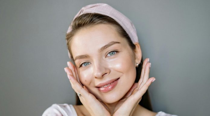 Nowe serum z potężną dawką witaminy C natychmiast rozświetla skórę