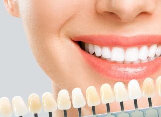 TOP 3 pasty, które ekspresowo wybielą zęby. Uwielbiają je miłośnicy czarnej herbaty