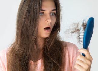 Włosy wypadają ci garściami? Ekspertka wyjaśnia, jakie są przyczyny
