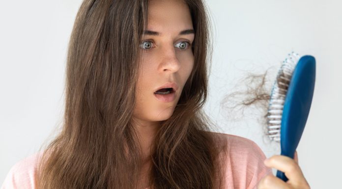 Włosy wypadają ci garściami? Ekspertka wyjaśnia, jakie są przyczyny