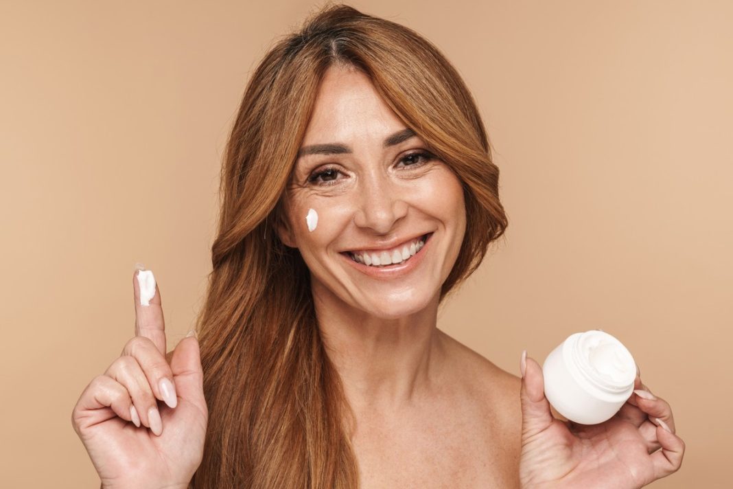 Ten krem unosi i poprawia kontur twarzy. To hialuronowy rekonstruktor, jest przeceniony