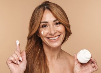 Ten krem unosi i poprawia kontur twarzy. To hialuronowy rekonstruktor, jest przeceniony