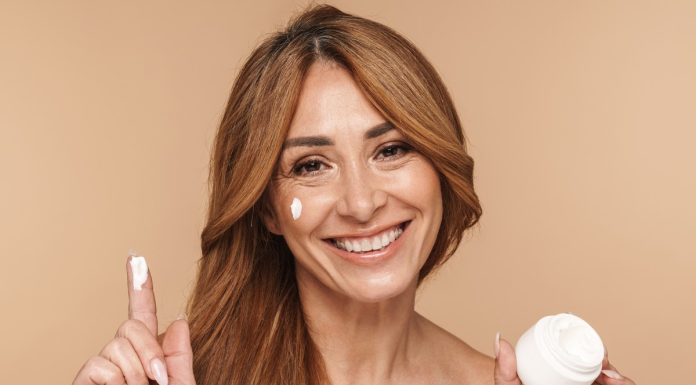 Ten krem unosi i poprawia kontur twarzy. To hialuronowy rekonstruktor, jest przeceniony