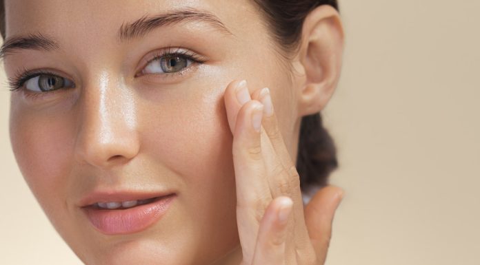 Ten viralowy krem z karnozyną błyskawicznie usuwa cienie pod oczami