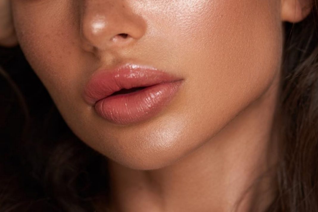 Ten nowy olejek uwielbianej marki naturalnie wypełnia usta