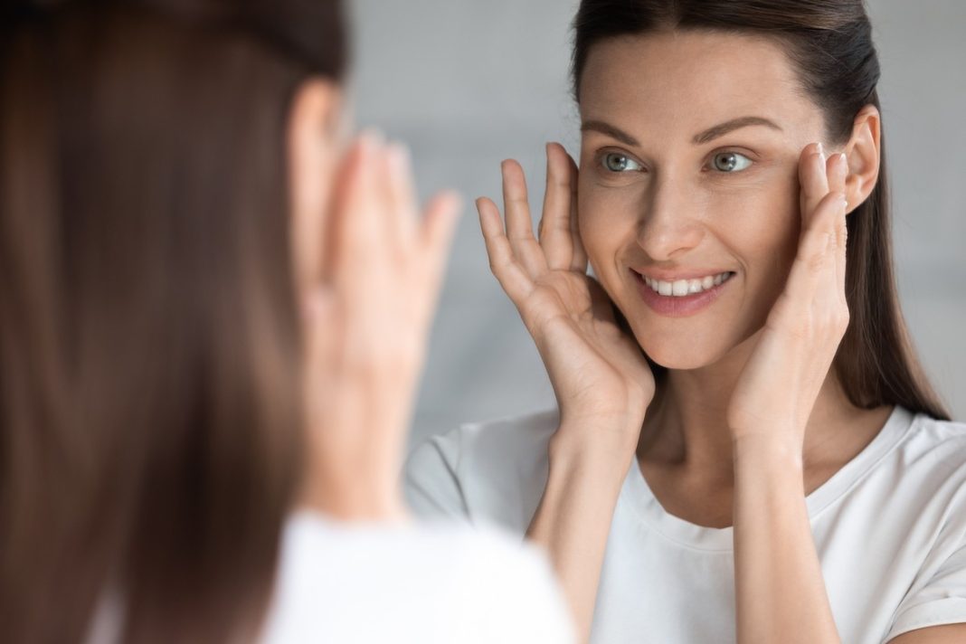 Pięć świetnych tanich kremów dla 40.-latek. Ujędrniają, spłycają zmarszczki, a żaden nie kosztuje więcej niż 35 zł