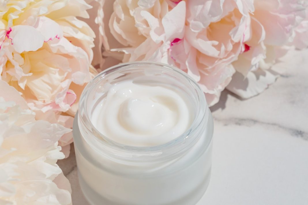 Ten krem wypełniony roślinnym kolagenem odmieni twoją skórę.