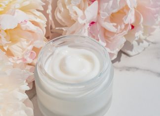 Ten krem wypełniony roślinnym kolagenem odmieni twoją skórę. „Nigdy nie wyglądała lepiej!”