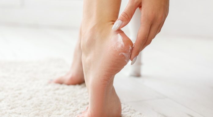 Przepis na ekspresową regenerację pięt. Przygotuj stopy na wiosnę!