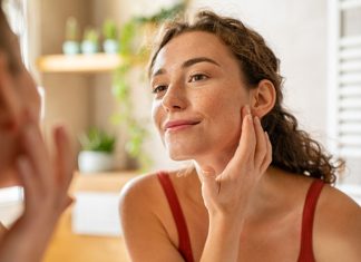 Zdrowy wzrost włosów i wyraźniejsze rysy twarzy – skuteczna pielęgnacja bez wychodzenia z domu!