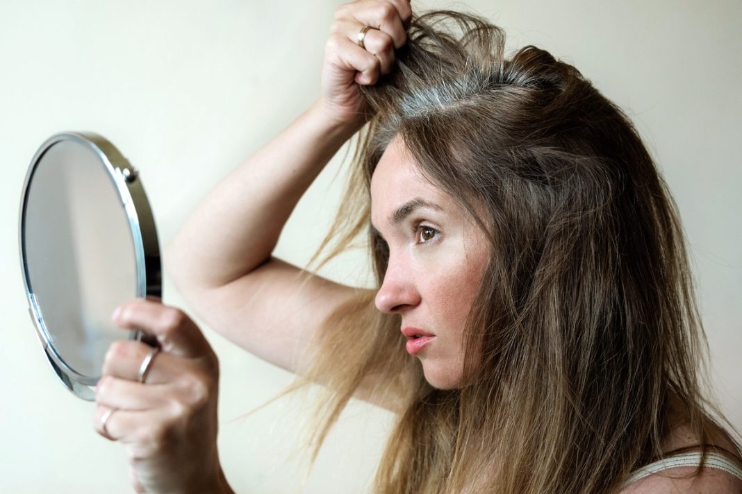 Siwe włosy mogą odzyskać naturalny kolor? Naukowcy odkryli działanie tej witaminy