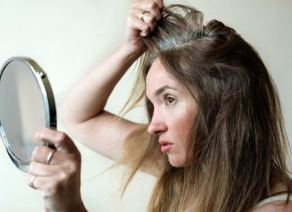 Siwe włosy mogą odzyskać naturalny kolor? Naukowcy odkryli działanie tej witaminy