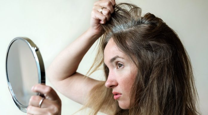 Siwe włosy mogą odzyskać naturalny kolor? Naukowcy odkryli działanie tej witaminy