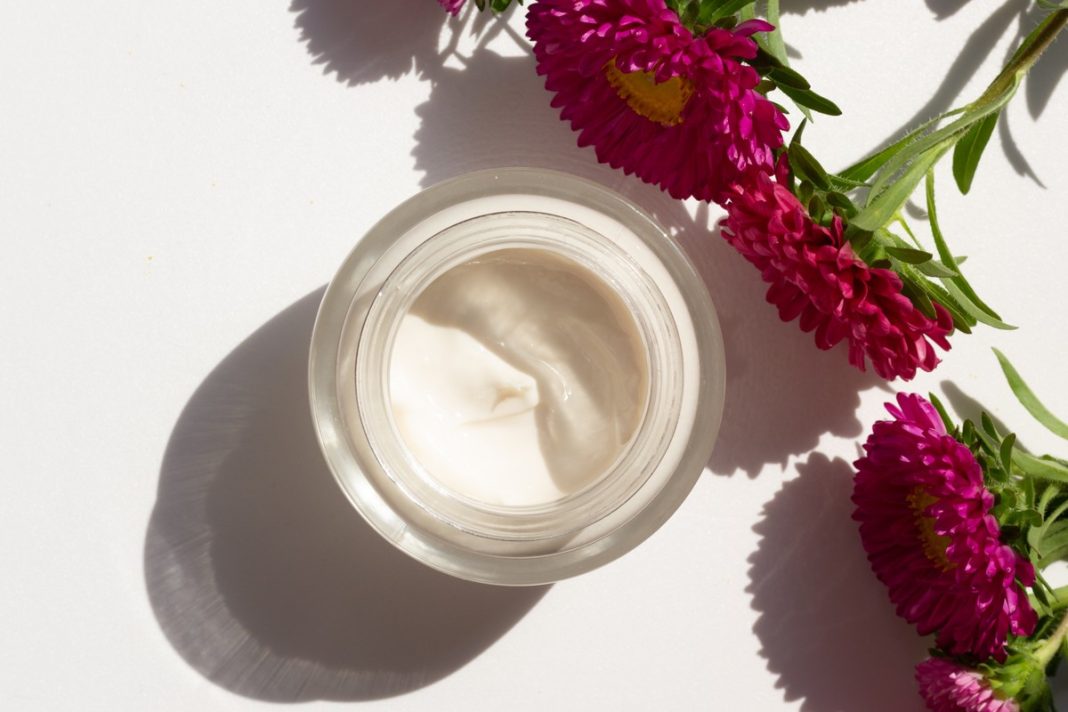 TOP 3 kremy na mocno widoczne zmarszczki mimiczne. Zapomnisz o botoksie!