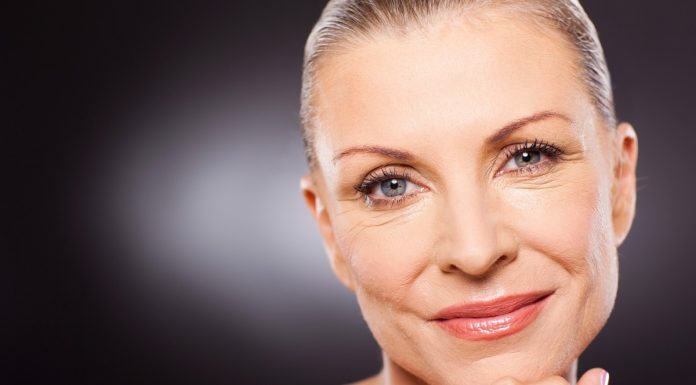 Ten podkład powstał z myślą o dojrzałej skórze. Ma dużo witaminy E, tuszuje zmarszczki, „ściąga” zmęczenie