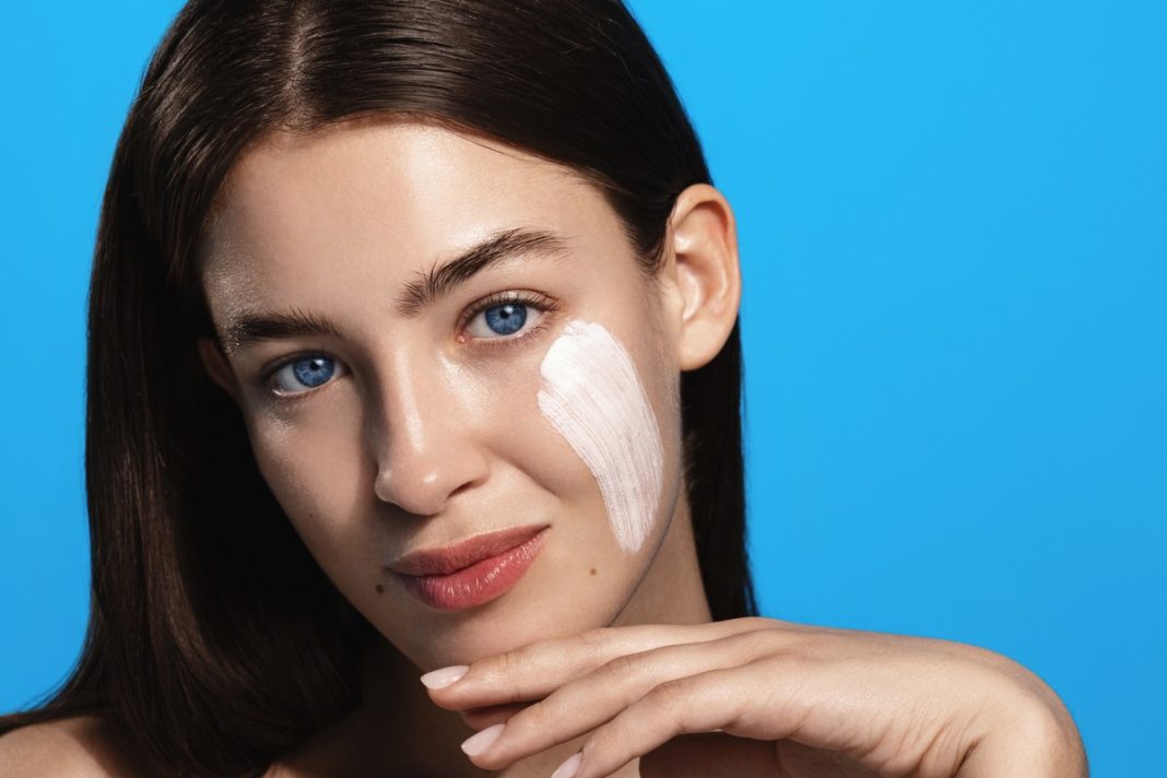 Podobno to najlepsza nawilżająca maska do twarzy. Posłuży jako baza i krem