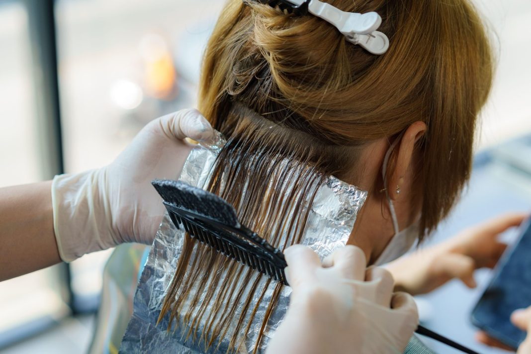 Koloryzacja dla dojrzałych kobiet. Wygląda efektownie, a zarazem naturalnie