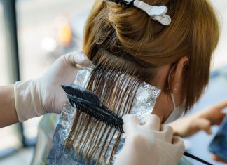 Koloryzacja dla dojrzałych kobiet. Wygląda efektownie, a zarazem naturalnie