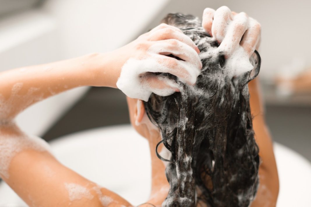 TOP 3 szampony przeciwłupieżowe, które możesz kupić w ciemno. Dają też kosmiczną objętość