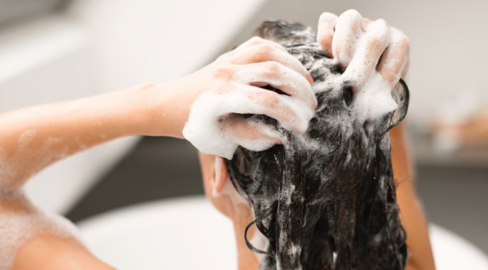 TOP 3 szampony przeciwłupieżowe, które możesz kupić w ciemno. Dają też kosmiczną objętość