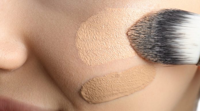 Opaliłaś się i twój ulubiony podkład stał się zbyt jasny? Wypróbuj bazę przyciemniającą