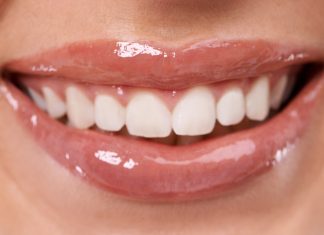 Ten olejek naturalnie powiększa i uwydatnia wargi. Poprawi też kontur ust