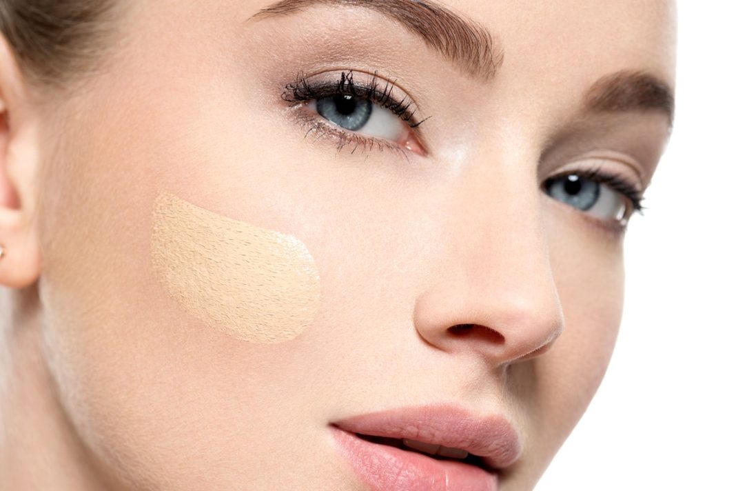 Top pięć mineralnych fluidów, które dają efekt drugiej skóry. Nie zatykają porów i pozwalają cerze oddychać