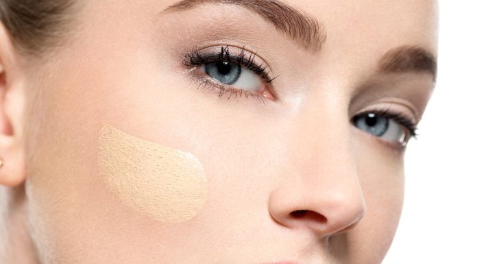 Top pięć mineralnych fluidów, które dają efekt drugiej skóry. Nie zatykają porów i pozwalają cerze oddychać