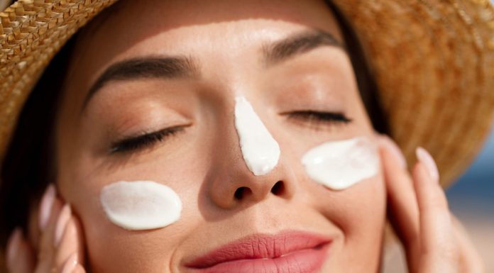 Pięć świetnych kremów do twarzy SPF 50, które nie bielą, a nawilżają