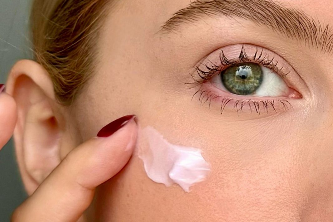 Ten krem z kofeiną prasuje skórę pod oczami jak wygładzająca różdżka. Ma obłędny zapach