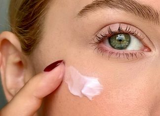 Ten krem z kofeiną prasuje skórę pod oczami jak wygładzająca różdżka. Ma obłędny zapach