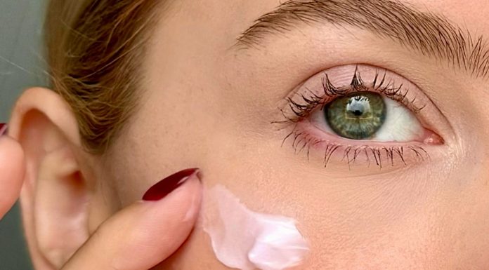 Ten krem z kofeiną prasuje skórę pod oczami jak wygładzająca różdżka. Ma obłędny zapach