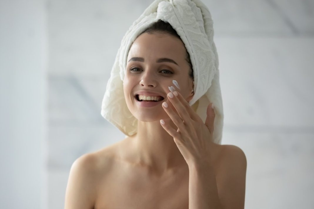 Ten krem z granatem i czerwoną porzeczką „robi robotę”. Cera po nocy? Jak złoto!