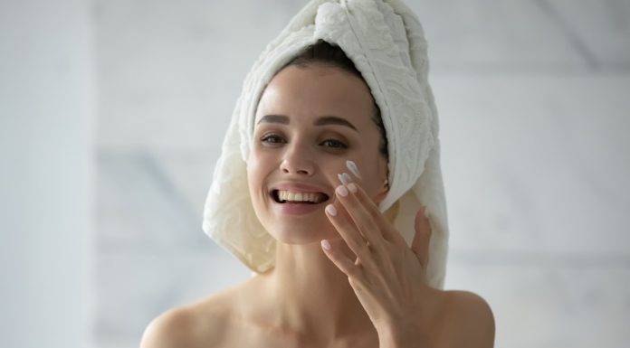 Ten krem z granatem i czerwoną porzeczką „robi robotę”. Cera po nocy? Jak złoto!