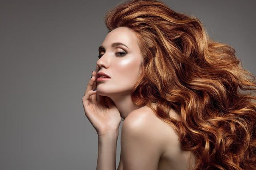 Ten spray zagęszczający włosy z biotyną to jakiś obłęd. Wypełnia i pogrubia pasma. Magik!