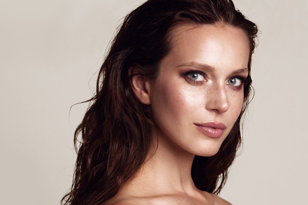 Ten brązujący eliksir z bursztynem tworzy naturalną opaleniznę