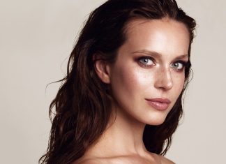 Ten brązujący eliksir z bursztynem tworzy naturalną opaleniznę