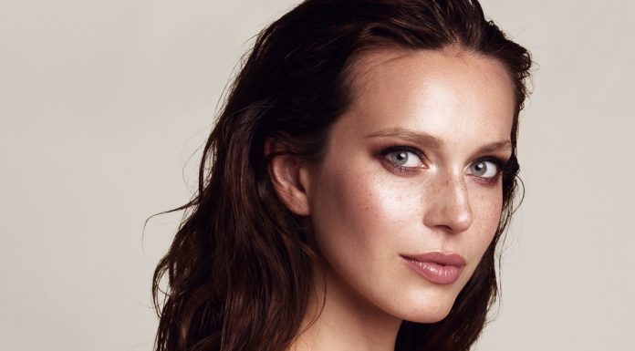 Ten brązujący eliksir z bursztynem tworzy naturalną opaleniznę