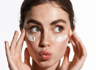 Ta baza 8w1 z SPF50 chroni przed HEV, matuje i przedłuża makijaż