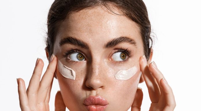 Ta baza 8w1 z SPF50 chroni przed HEV, matuje i przedłuża makijaż