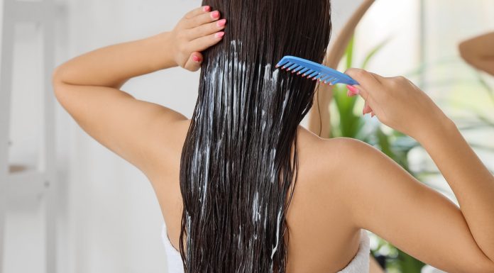 Ma skrzyp, jedwab i len – ta kuracja ekspresowo wzmacnia włosy