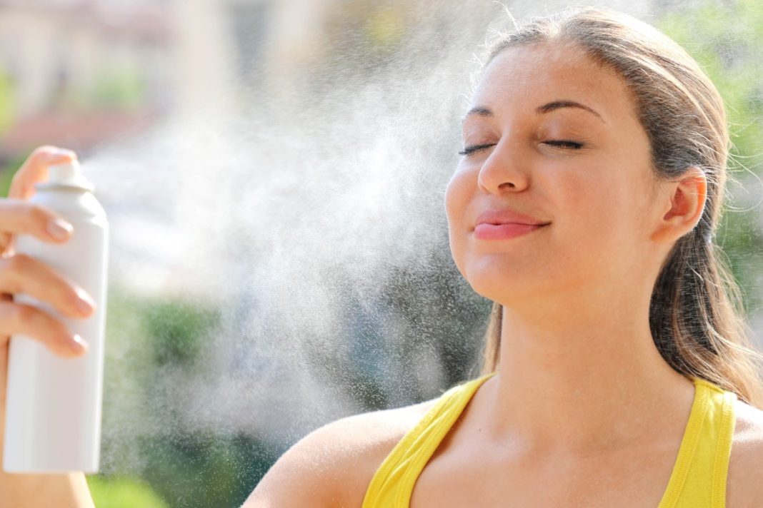 Ochrona przeciwsłoneczna nigdy nie była łatwiejsza. Te mgiełki z wysokim SPF można stosować na makijaż