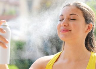 Ochrona przeciwsłoneczna nigdy nie była łatwiejsza. Te mgiełki z wysokim SPF można stosować na makijaż