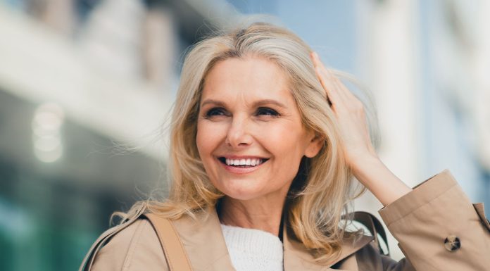 60-latki pokochały mgiełkę nadającą włosom spektakularną objętość. „Lakier poszedł w odstawkę”